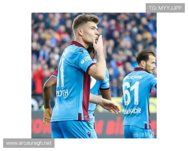 特拉布宗体育边路进攻表现稳健,近期战术侧重两翼推进