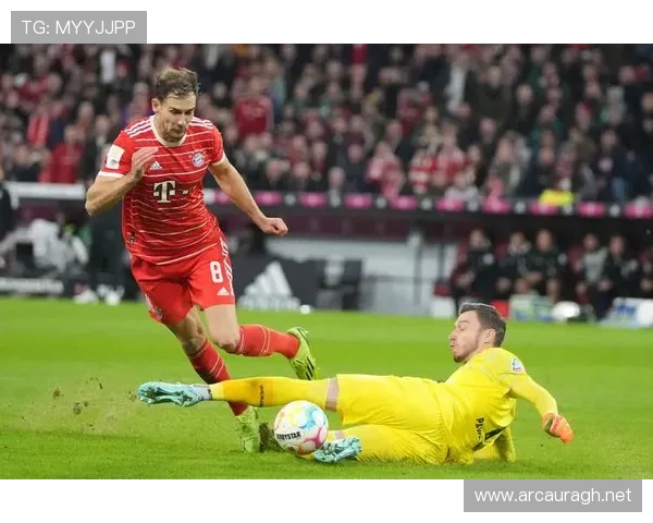 拜仁中场拦截失效,防线脱节问题加剧,防守稳定性面临考验 拜仁中场拦截失效,防线脱节问题加剧,防守稳定性面临考验